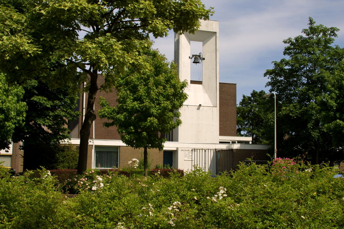 Michaëlkerk aan het Anjerplein in Spijkenisse